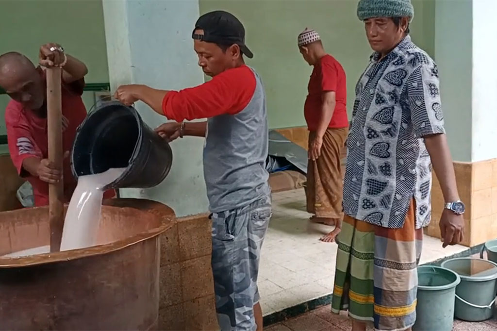 Bubur Muhdhor merupakan kuliner khas masyarakat Tuban, Jawa Timur yang ada saat bulan puasa. Sebab bubur ini hanya dibuat saat bulan Suci Ramadhan saja. Bubur ini biasanya dibagikan menjelang buka puasa sebagai takjil. Tradisi ini sudah dilakukan secara turun-temurun sejak ratusan tahun silam.