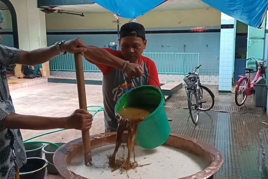 Remaja masjid Muhdhor, Alwi Ba'agil mengatakan, pembuatan bubur Muhdhor ini dimulai sejak 1937. Awalnya bubur ini diantarkan ke warga yang kurang mampu di sekitar masjid. Namun, seiring kemajuan zaman kemudian warga berbondong-bondong datang ke masjid. 