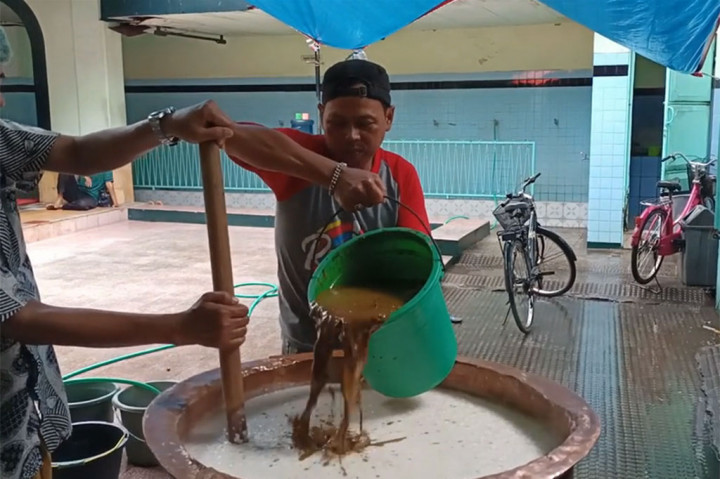 Remaja masjid Muhdhor, Alwi Ba'agil mengatakan, pembuatan bubur Muhdhor ini dimulai sejak 1937. Awalnya bubur ini diantarkan ke warga yang kurang mampu di sekitar masjid. Namun, seiring kemajuan zaman kemudian warga berbondong-bondong datang ke masjid. 