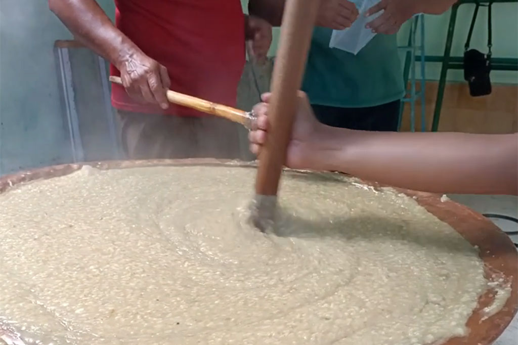 Lanjutnya, untuk membuat bubur Muhdhor, pihaknya biasanya menghabiskan sekitar 30 kg beras yang dimasak kemudian diolah dengan santan dan daging kambing. Bubur ini dimasak di halaman masjid oleh para pria. 