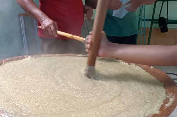 Lanjutnya, untuk membuat bubur Muhdhor, pihaknya biasanya menghabiskan sekitar 30 kg beras yang dimasak kemudian diolah dengan santan dan daging kambing. Bubur ini dimasak di halaman masjid oleh para pria. 