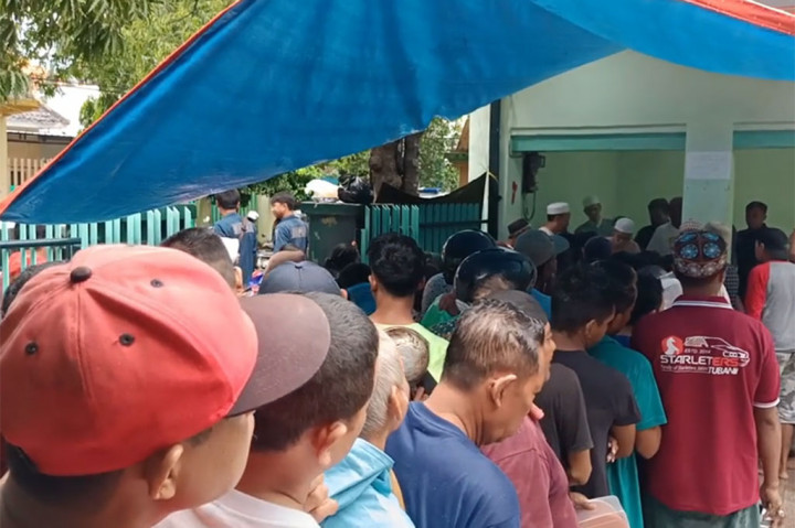 Bubur ini dibagikan di halaman Masjid Muhdhor, di Jalan Pemuda, Kelurahan Kutorejo, Kota Tuban. Meski hujan melanda, terlihat antrean panjang mewarnai pembagian bubur yang memiliki cita rasa Timur Tengah ini. Tak hanya anak-anak, remaja hingga orang dewasa turut antre berdesak-desakan untuk bisa mendapatkan bubur secara gratis.
