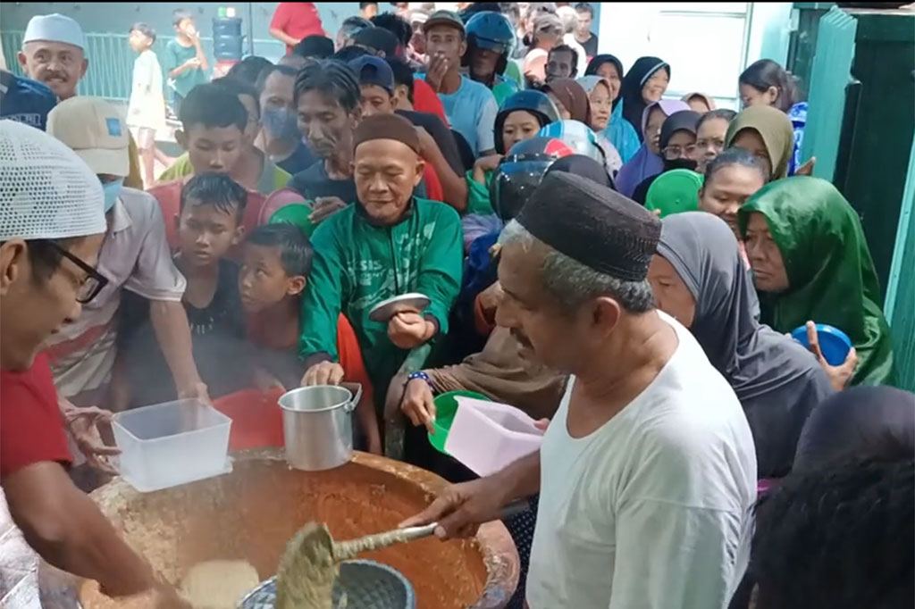 Salah satu warga Amar mengatakan rela antre untuk bisa menikmati kelezatan bubur Muhdhor. Padahal bubur baru dibagikan sekitar pukul 16:30 WIB. 