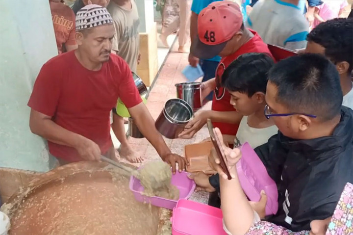Dia menjelaskan, setiap tahunnya selalu ikut berebut bubur yang berada di Masjid Muhdhor Tuban. Ia pun rela berdesak-desakan dengan warga lainnya antre untuk santapan berbuka puasa. 