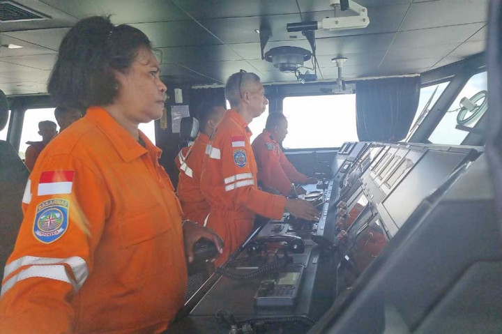 Mexianus Bekabel, Kepala Kantor Basarnas Makassar menuturkan, pencarian masih terus dilakukan, karena korban yang semuanya anak buah kapal (ABK), masih ada sebanyak 21 orang yang belum ditemukan, dari 35 orang penumpang kapal, dari semua yang disebutkan 37 POB (Person On Board).