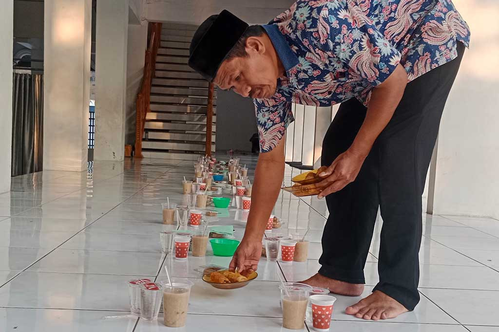 Mengisi bulan Ramadan 1445 H dan meringankan beban sesama muslim, masjid-masjid di kawasan Provinsi Aceh menyediakan menu berbuka puasa kepada jemaah salat magrib. Minuman dan penganan itu dipersilahkan menikmati kepada siapa saja yang datang waktu bebuka atau sebelum menunaikan salat magrib.