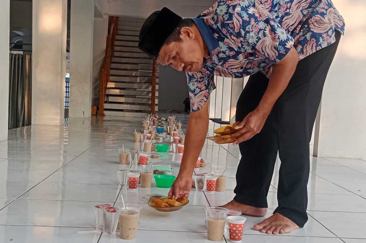 Mengisi bulan Ramadan 1445 H dan meringankan beban sesama muslim, masjid-masjid di kawasan Provinsi Aceh menyediakan menu berbuka puasa kepada jemaah salat magrib. Minuman dan penganan itu dipersilahkan menikmati kepada siapa saja yang datang waktu bebuka atau sebelum menunaikan salat magrib.
