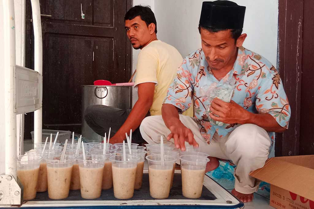 Adapun di Kabupaten Pidie, masjid-masjid yang menyediakan makanan atau takjil berbuka itu diantaranya Masjid Jamik Al-Falah Kota Sigli, Masjid Taqwa depan Rumah Sakit Teungku Chik Ditaro, Masjid Blang Paseh Kota Sigli dan Masjid Taqwa Gatot, Kecamatan Indrajaya.