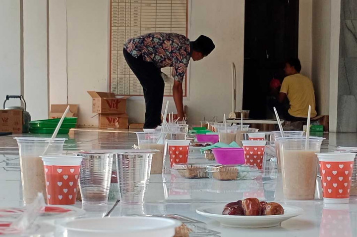 Di Masjid Jamik Al-Falah Kota Sigli, Ibukota Kabupaten Pidie misalnya, panitia menyediakan hidangan berbuka setiap menjelang berbuka. Beragam menu khas Aceh seperti kanji rumbi, timphan, bob rom-rom dan jus mentimun dan berbagai jenis takjil lainnya di sajikan untuk jemaah. Tentu tidak ketinggalan kurma sebagai menu sunah Ramadhan.