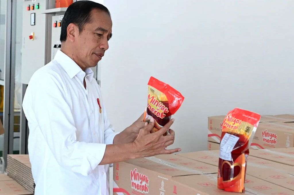Dengan demikian, Presiden mengimbau masyarakat agar mulai membeli dan mencoba mengonsumsi minyak makan merah dari pabrik Pagar Merbau yang memiliki kapasitas pengolahan 10 ton minyak sawit mentah (CPO) per hari, dan mampu menghasilkan kurang lebih 7 ton minyak per hari.