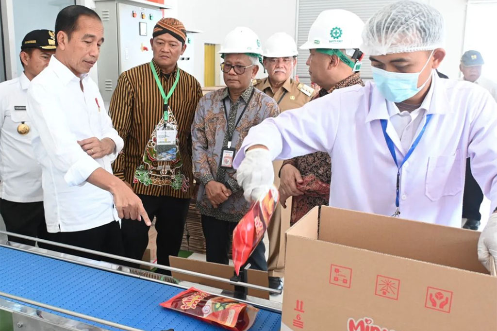Presiden menyebut harga minyak makan merah lebih murah daripada minyak goreng lain di pasaran, sehingga ia meyakini minyak makan merah bisa bersaing di pasar dengan harganya yang kompetitif. Selain itu, minyak makan merah memiliki keunggulan lain yakni zat-zat nutrien yang tidak hilang ketika digunakan untuk menggoreng bahan makanan.