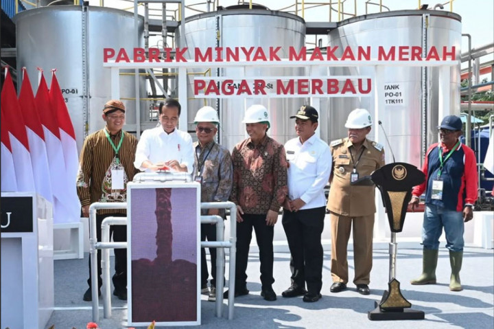 Presiden Joko Widodo (Jokowi) meresmikan pabrik minyak makan merah pagar Merbau di Kabupaten Deli Serdang, Sumatera Utara, pada Kamis, 14 Maret 2024.