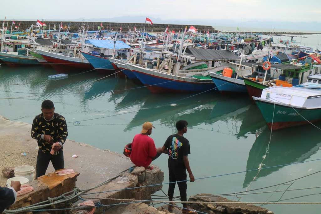 Cuaca buruk berdampak terhadap operasional kapal nelayan di Kupang, Nusa Tenggara Timur (NTT). Ratusan kapal nelayan di daerah tidak beroperasi akibat cuaca buruk.