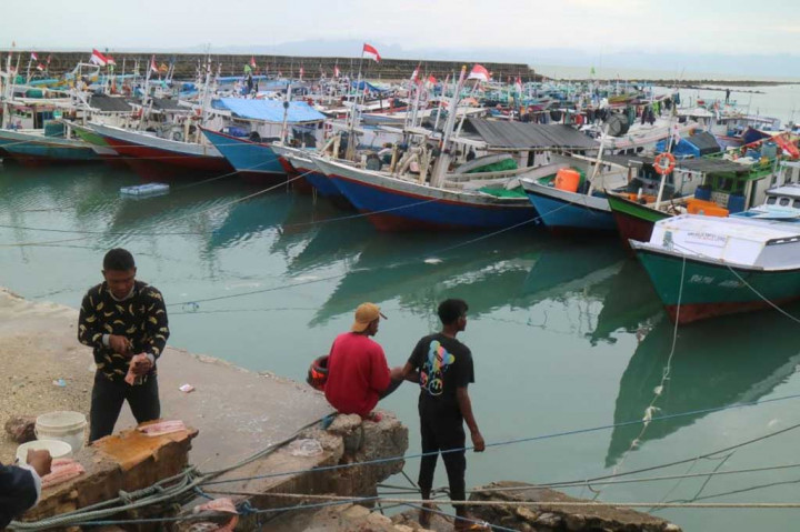 Cuaca buruk berdampak terhadap operasional kapal nelayan di Kupang, Nusa Tenggara Timur (NTT). Ratusan kapal nelayan di daerah tidak beroperasi akibat cuaca buruk.