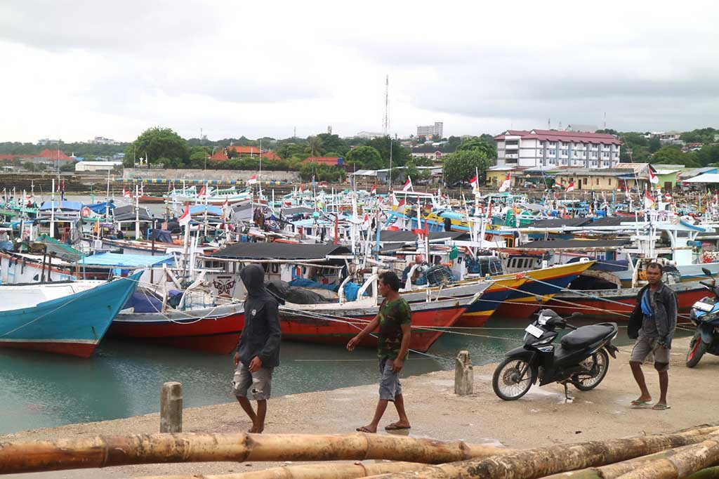 Menuruntya, nelayan dengan perahu berukuran kecil tidak melaut sejak akhir pekan lalu, diikuti nelayan dengan perahu besar awal pekan ini. Dampaknya, pasokan ikan ke pasar berkurang yang membuat harga ikan melonjak.