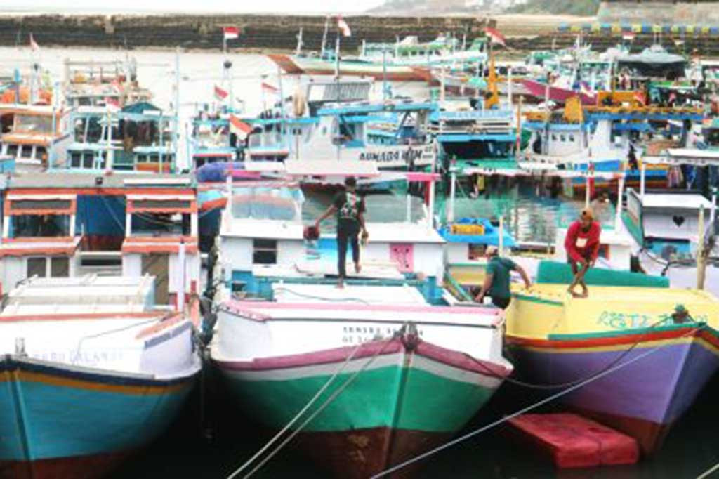 Di Dermaga Pelabuhan Perikanan Oeba Kupang, Kamis, 14 Maret 2024, ratuan kapal nelayan lego jangkar di kolam labuh pelabuhan tersebut untuk mengantisipasi gelombang tinggi. 