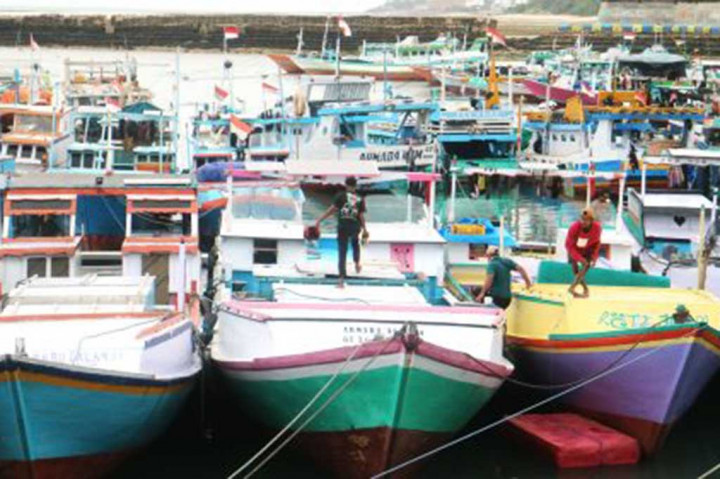 Di Dermaga Pelabuhan Perikanan Oeba Kupang, Kamis, 14 Maret 2024, ratuan kapal nelayan lego jangkar di kolam labuh pelabuhan tersebut untuk mengantisipasi gelombang tinggi. 