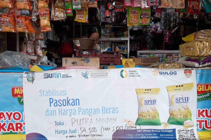 Efendi dan Nita, pedagang di Pasar Dinoyo mengatakan daya beli masyarakat menurun lantaran harga pangan melonjak. Namun, konsumen terpaksa membeli karena butuh makan.