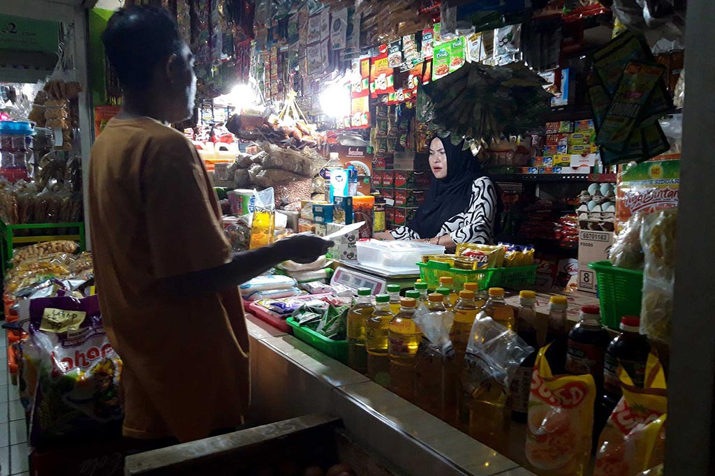 Kondisi itu membuktikan lonjakan harga telah menggerus pendapatan sehingga warga terpaksa mengurangi belanjaan.
