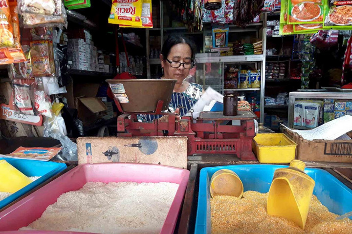 Lonjakan harga pangan semakin menggerus pendapatan warga sehingga berimbas memukul belanja awal Ramadan di Kota Malang, Jawa Timur.