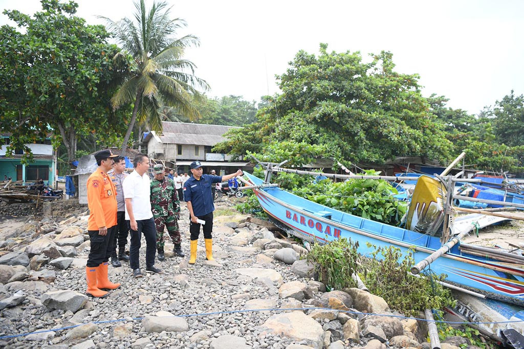 Banjir rob setinggi 3 meter menerjang wilayah pesisir Pantai Rancabuaya, Kecamatan Caringin, Kabupaten Garut. Kejadian tersebut, telah menyebabkan 30 perahu milik nelayan termasuk gazebo di kawasan Pantai tersebut, mengalami kerusakan.