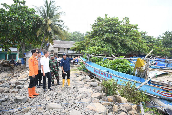 Banjir rob setinggi 3 meter menerjang wilayah pesisir Pantai Rancabuaya, Kecamatan Caringin, Kabupaten Garut. Kejadian tersebut, telah menyebabkan 30 perahu milik nelayan termasuk gazebo di kawasan Pantai tersebut, mengalami kerusakan.