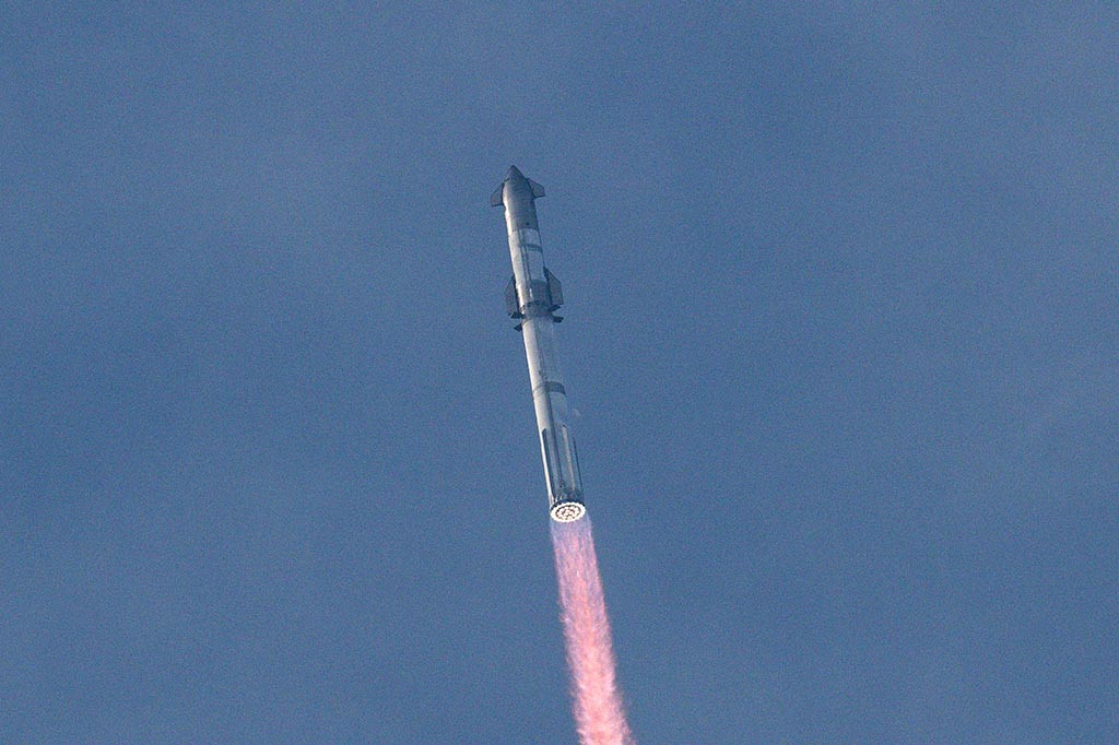 Peluncuran dari Starbase SpaceX di Texas tenggara terjadi sekitar pukul 08.25 waktu setempat (13.25 GMT).