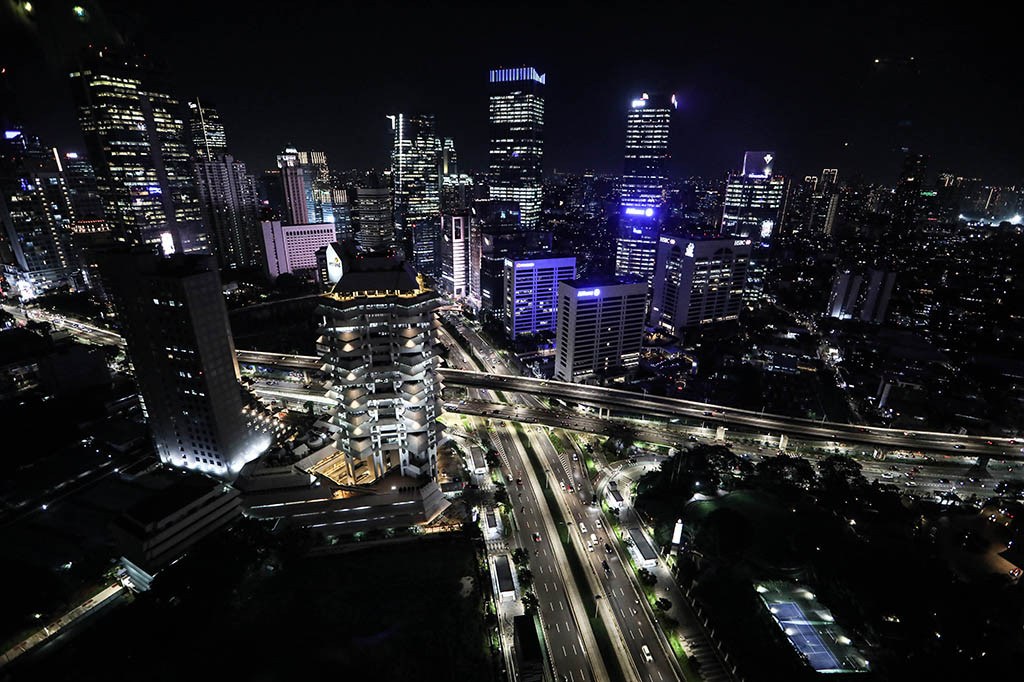 Suasana malam gedung bertingkat di kawasan Sudirman, Jakarta, Kamis, 14 Maret 2024.