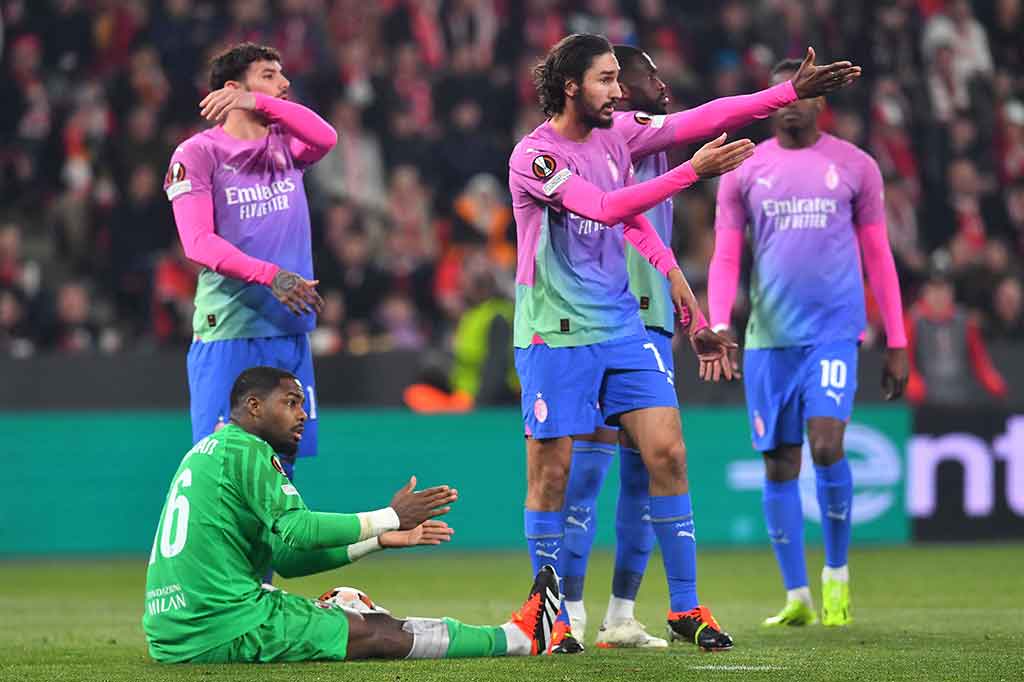 Laga baru berjalan lima menit, kiper Milan, Mike Maignan mengalami cedera. Kiper asal Prancis itu memaksa tetap bermain, tapi baru ditarik keluar pada menit ke-21.