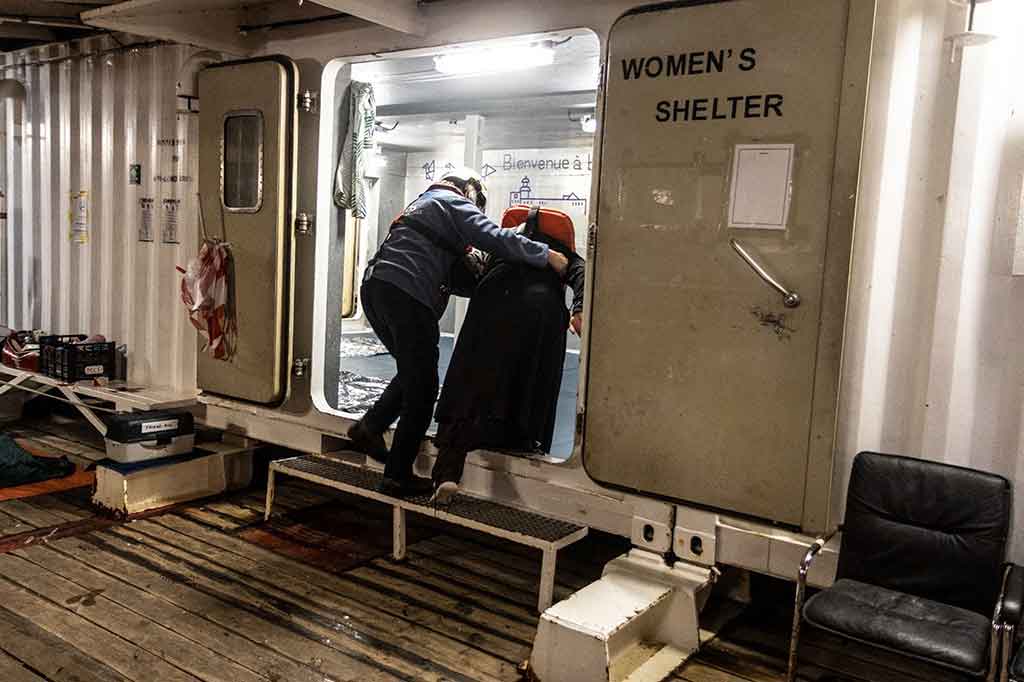 “Para penyintas melaporkan bahwa sedikitnya 60 orang tewas dalam perjalanan, termasuk wanita dan setidaknya satu anak-anak,” kata SOS Mediterranee yang berbasis di Marseille.