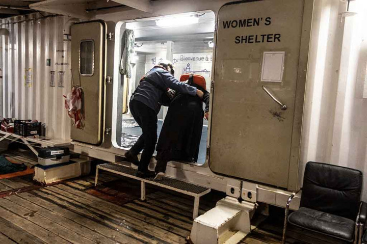 “Para penyintas melaporkan bahwa sedikitnya 60 orang tewas dalam perjalanan, termasuk wanita dan setidaknya satu anak-anak,” kata SOS Mediterranee yang berbasis di Marseille.