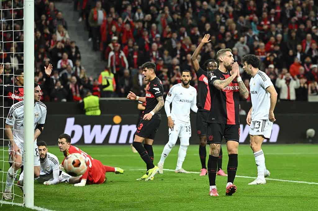 Tuan rumah Leverkusen mencoba menggempur sejak awal. Sejumlah peluang berusaha diciptakan Leverkusen. Tetapi rapatnya barisan pertahanan tim tamu membuat tembakan-tembakan mereka tidak membuahkan hasil. Tidak ada gol yang tercipta di babak pertama.