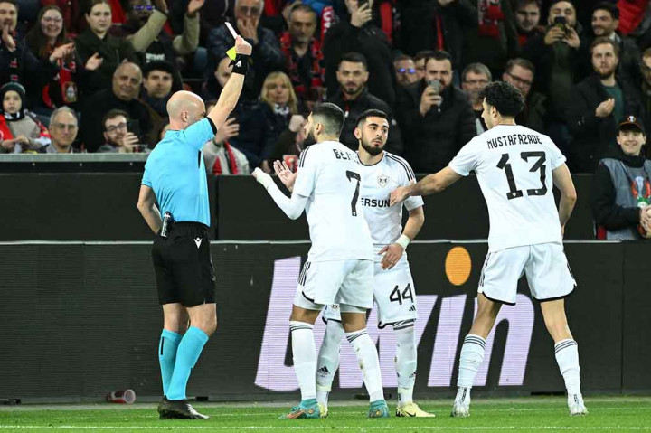 Tim tamu kemudian mendapat masalah pada menit ke-62 saat Evlin Jafarguliyev mendapat kartu merah akibat melanggar Jeremie Frimpong.