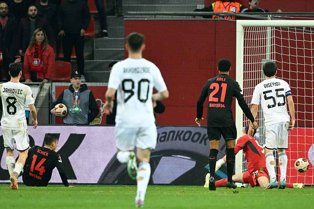 Pada menit ke-93 Leverkusen menyamakan kedudukan setelah umpan silang mendatar Grimaldo disambar Patrik Schick untuk mengubah skor menjadi 2-2.