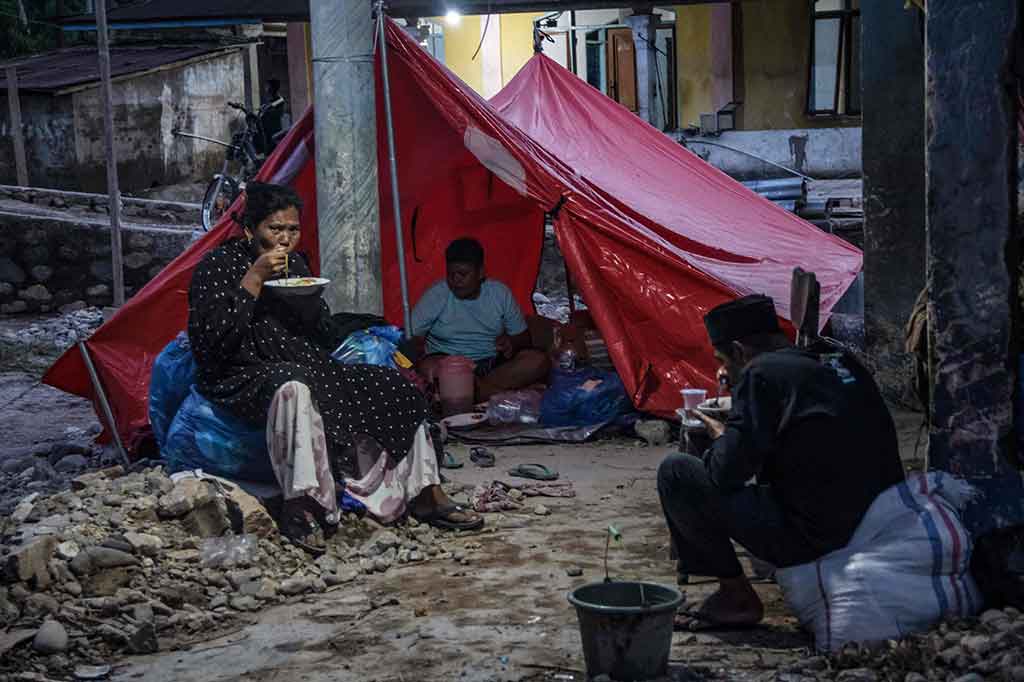 Warga Pesisir Selatan, Sumatera Barat, terpaksa tinggal di tenda pengungsian, karena rumah yang mereka tempati rusak diterjang banjir bandang. Beberapa di antaranya adalah ibu-ibu hamil, balita dan anak-anak.