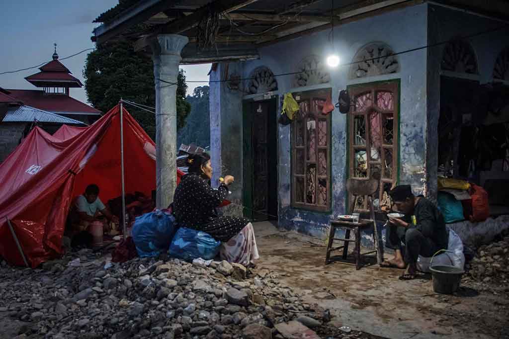 Saat Ramadan tiba, mereka kini terpaksa berbuka puasa dengan menu seadanya di antara tenda-tenda pengungsian.