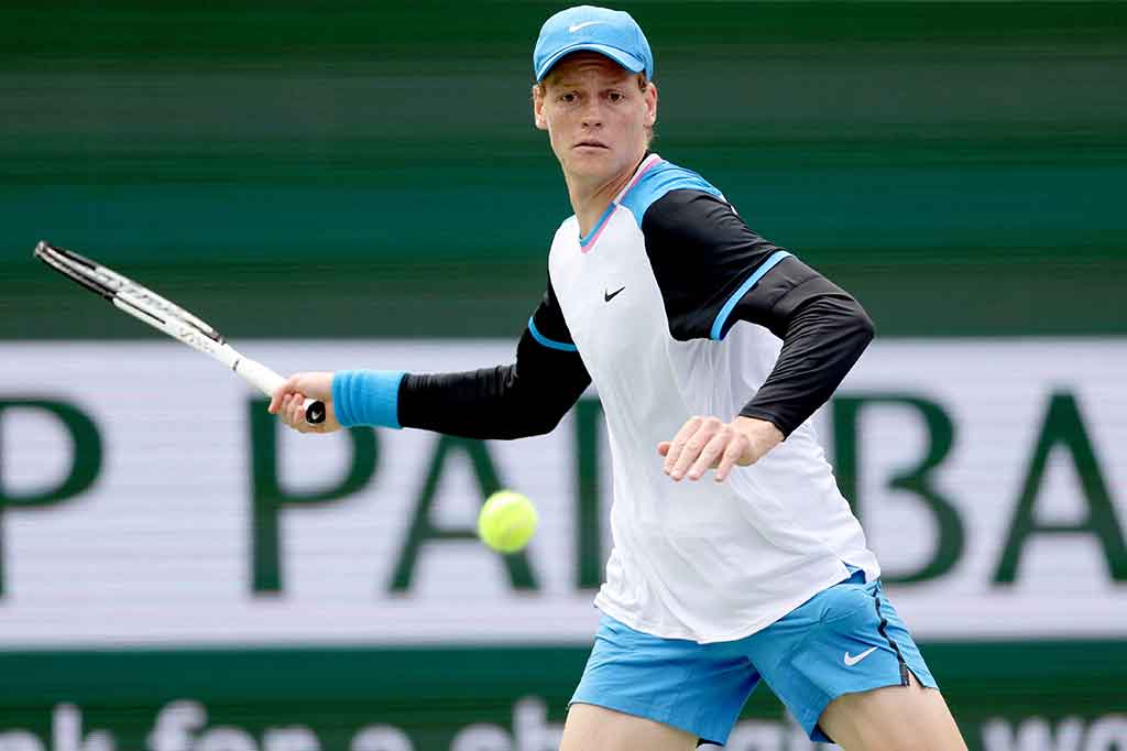 Sinner selanjutnya akan menghadapi pemenang laga antara juara bertahan Carlos Alcaraz melawan Alexander Zverev.