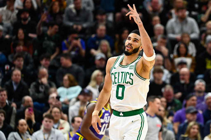 Pemimpin liga Boston Celtics mengalahkan Phoenix Suns dengan skor akhir 127-112 dalam laga di TD Garden Boston Massachusetts, Jumat, 15 Maret 2024 WIB, yang lebih dari separuh poinnya dihasilkan dari tembakan tiga angka.
