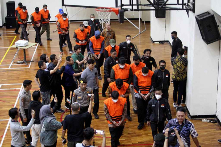 “Proses hukum dugaan tindak pidana korupsi yang dilakukan oleh Kedeputian Bidang Penindakan dan Eksekusi, dengan penetapan kepada 15 oknum pegawai sebagai tersangka, serta perbaikan manajamen dan tata kelola secara terus-menerus di bawah koordinasi Sekretaris Jenderal,” pungkasnya.