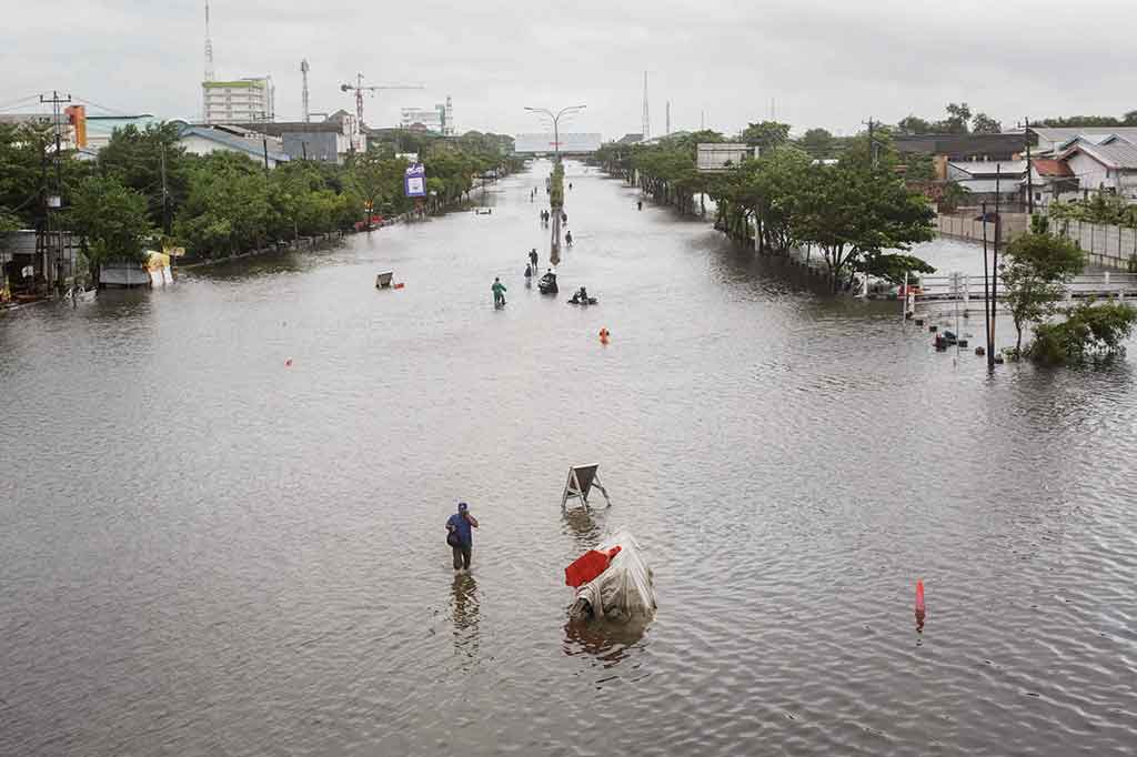 Banjir akibat hujan deras sejak Rabu, 13 Maret 2024 hingga Kamis, 14 Maret menggenangi Kota Semarang. Banjir juga sempat melumpuhkan jalur KA di wilayah Pantura Jawa Tengah tersebut.