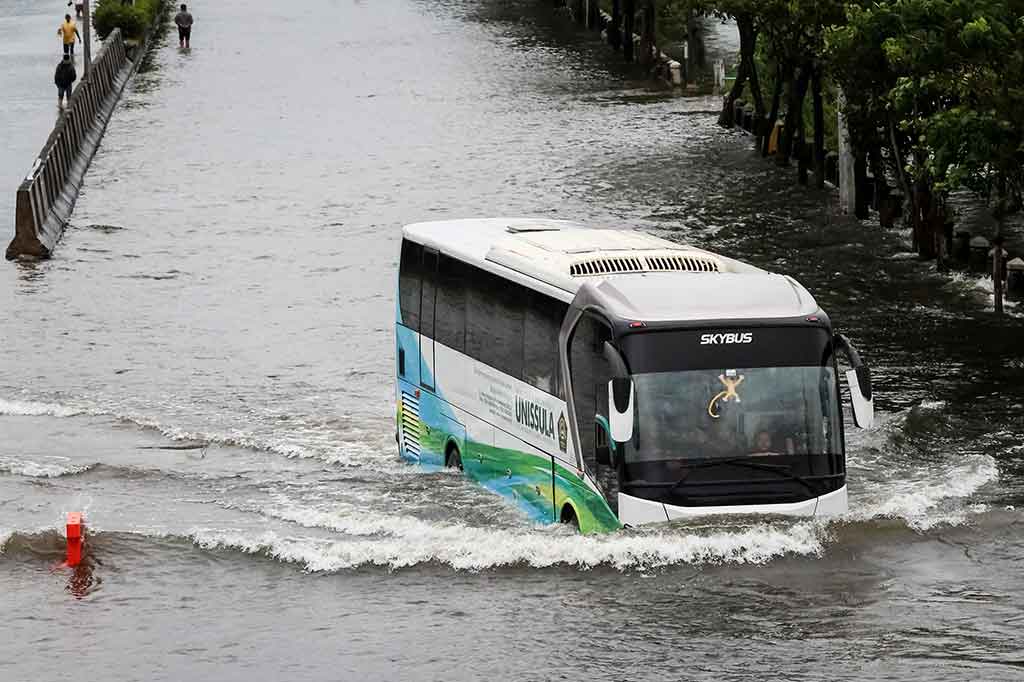 BPBD Kota Semarang mencatat sedikitnya 158 ribu jiwa terdampak banjir yang melanda sebagian wilayah Ibu Kota Jawa Tengah itu.