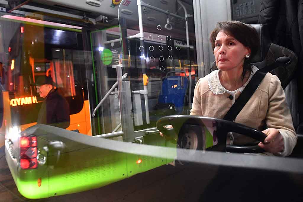 Dia mengatakan, suaminya yang juga seorang sopir bus, awalnya merasa khawatir namun memberikan dukungan penuh meskipun dia menyuruhnya setiap hari untuk berhati-hati.