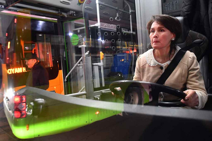 Dia mengatakan, suaminya yang juga seorang sopir bus, awalnya merasa khawatir namun memberikan dukungan penuh meskipun dia menyuruhnya setiap hari untuk berhati-hati.