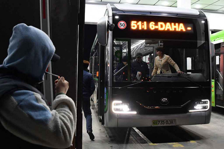 “Merupakan hal yang baik jika perempuan diperbolehkan mengemudikan bus, terutama karena kendaraan sekarang lebih praktis dan tidak terlalu berat dibandingkan di masa Soviet,” kata Mislimov.