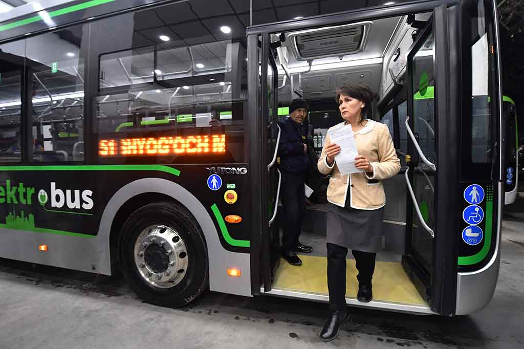 Dia mengatakan perempuan biasa mengemudikan bus di era Soviet dalam kondisi tertentu. Di Asia Tengah, kemerdekaan dari Uni Soviet pada tahun 1991 menyebabkan sikap yang lebih konservatif terhadap peran perempuan dalam masyarakat. Terdapat kesetaraan yang lebih besar antara kedua jenis kelamin di bawah Komunisme.