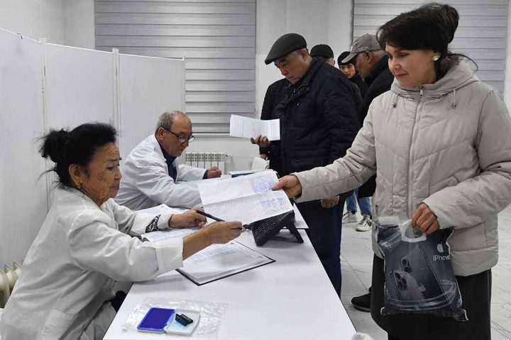 Perempuan di Aisa Tengah masih dilarang melakukan banyak profesi, termasuk di sektor bahan baku. “Di Uzbekistan, perempuan dilarang mengemudikan truk berbobot lebih dari 2,5 ton dan kendaraan yang membawa lebih dari 14 orang,” kata juru bicara Kementerian Transportasi Nodir Khudoiberdiyev. “Pemerintah mencabut pembatasan ini untuk memungkinkan perempuan bekerja.”