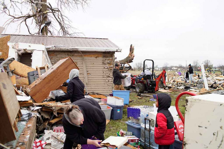Badai melanda Lembah Ohio, menimbulkan tornado di sejumlah wilayah, termasuk tornado selebar setengah mil yang sangat berbahaya di Ohio, kata NWS. Satu tornado melanda kota pedesaan Indian Lake di bagian barat negara bagian itu.