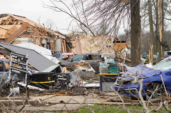 Secara keseluruhan, lebih dari 13 juta orang di Amerika Serikat bagian tengah berada di bawah pengawasan tornado pada hari Kamis ketika badai mendekat, kata Layanan Cuaca Nasional (NWS).