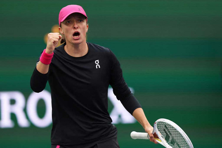 Petenis nomor satu dunia Iga Swiatek melakukan selebrasi usai memastikan diri melaju ke  final di ATP-WTA Indian Wells Masters, Jumat, 15 Maret 2024.