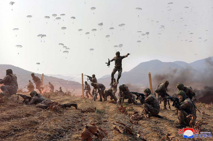 Laporan terbaru dari Pyongyang muncul hanya beberapa hari setelah diumumkan bahwa Kim mengendarai tank tempur utama tipe baru yang diklaim Korea Utara sebagai yang paling kuat di dunia.